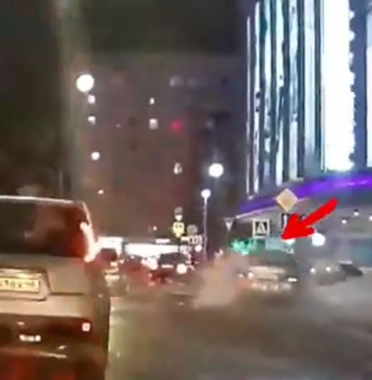 En vía de Rusia este carro fue devorado por tremendo hueco Por cuenta de unas obras de reparación de tuberías de calefacción en una ciudad de Rusia, un conductor se llevó el susto de su vida, ya que terminó metido en un tremendo hueco.