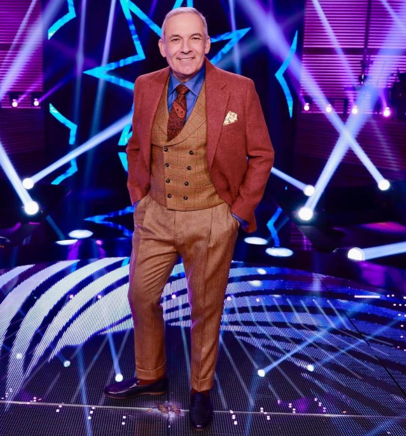 César Escola volvió a hablar de objetos voladores extraños en El Dorado 1 César Escola volvió a hablar de objetos voladores extraños en El Dorado César Escola, argentino radicado desde hace varios años en el país y que actualmente es jurado en el programa 'Yo me llamo' junto a Amparo Grisales y Jeisson Jiménez, hace algunos días sorprendió a sus seguidores en las redes sociales al asegurar que había visto un objeto volador extraño en el aeropuerto El Dorado. En ese video habló de lo que captó desde su teléfono móvil desde la ventanilla de un avión. Pero la cosa no paró allí y en las últimas horas nuevamente volvió a afirmar que había visto otro objeto raro en la misma grabación.