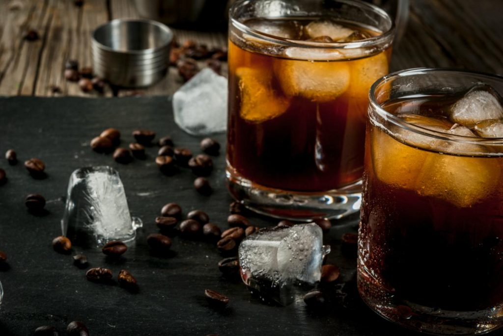 Sorprende a tu familia con estos 3 cocteles fáciles de preparar Para la celebración de fin año el consumo de una buena bebida, de manera moderada, puede ser una forma ideal de compartir con los seres queridos. Normalmente cuando la palabra “coctel” viene a la mente, suponemos que necesitamos un experto en licores y múltiples utensilios para lograr que esas bebidas se vean llamativas o apetecibles, pero no es así.
