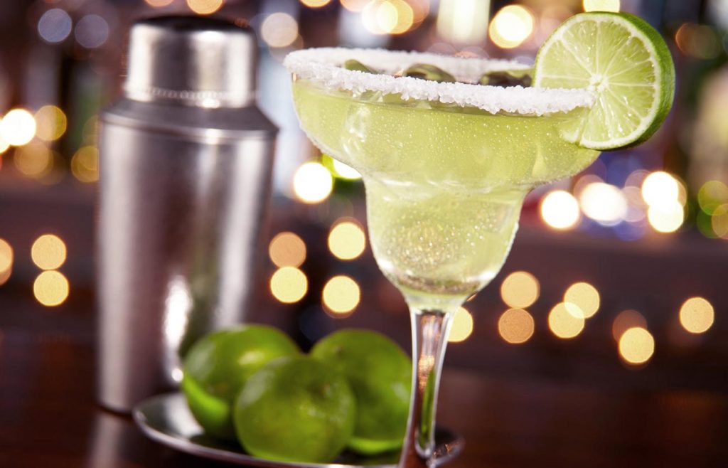 Sorprende a tu familia con estos 3 cocteles fáciles de preparar 1 Sorprende a tu familia con estos 3 cocteles fáciles de preparar Para la celebración de fin año el consumo de una buena bebida, de manera moderada, puede ser una forma ideal de compartir con los seres queridos. Normalmente cuando la palabra “coctel” viene a la mente, suponemos que necesitamos un experto en licores y múltiples utensilios para lograr que esas bebidas se vean llamativas o apetecibles, pero no es así.
