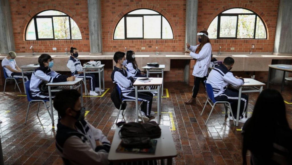 MinSalud elimina los aforos en el sector de la educación En la mañana de este martes, el ministro de Salud, Fernando Ruiz, informó que el sector educativo, en todos sus niveles de formación, servicios de alimentación escolar, transporte y actividades curriculares complementarias, regresa a la presencialidad total.