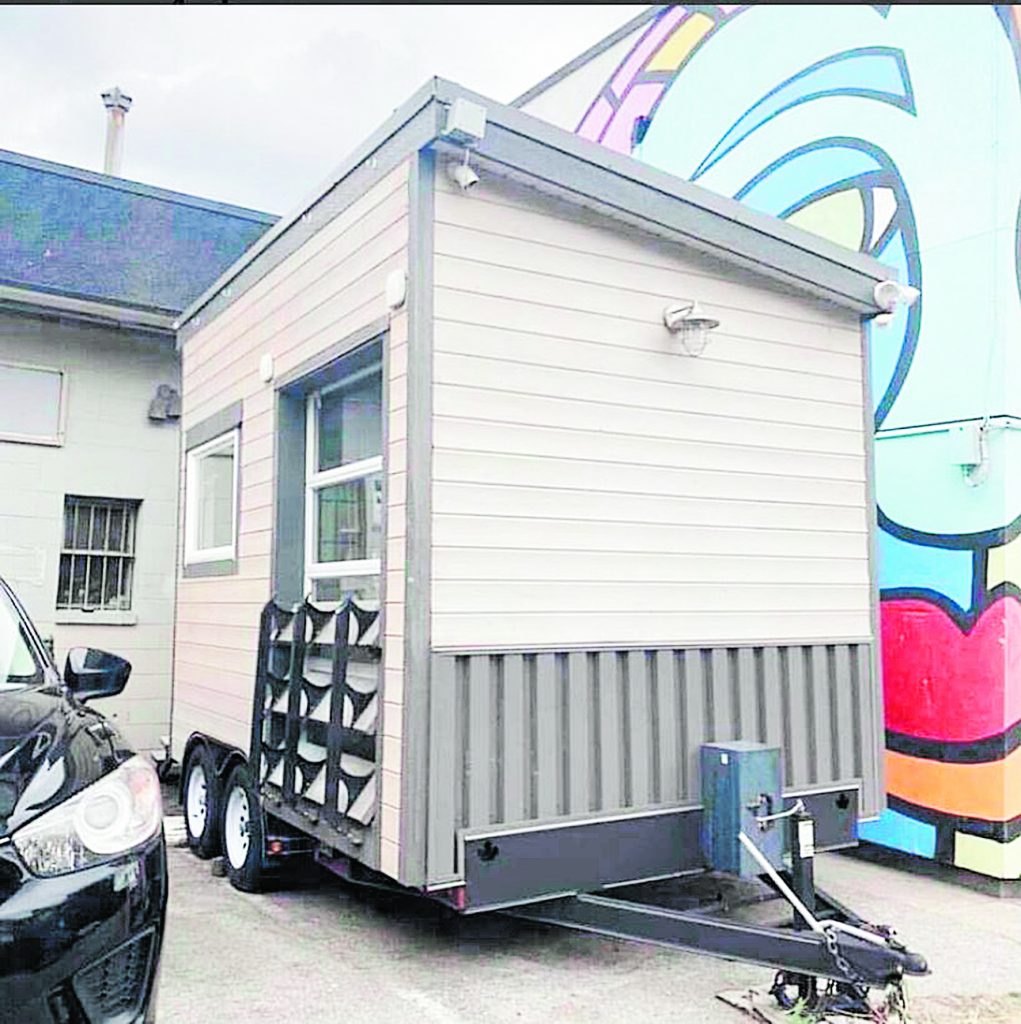 A punta de trueque logró tener su casa 1 A punta de trueque logró tener su casa Demi Skipper es el fiel ejemplo de que los sueños se pueden cumplir si se tiene persistencia. Esta estadounidense se prometió tener una casa pero sin pagar un peso, solo intercambiando objetos por otros más costosos.
