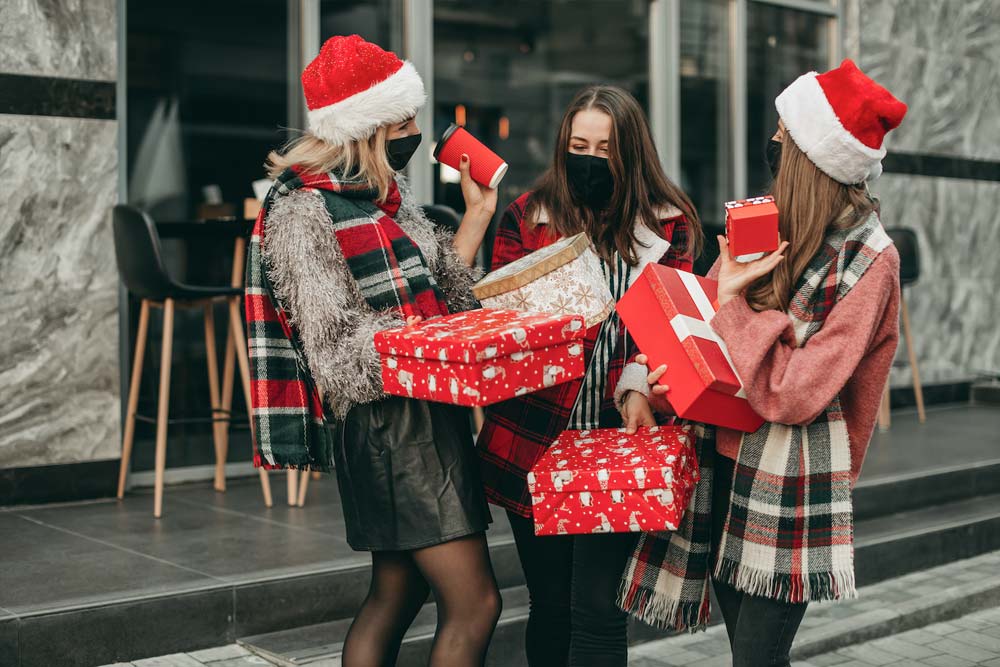 Recomendaciones de seguridad y tips para sus compras de Navidad Se aproxima la Nochebuena y, como es tradición en Colombia, las personas compran por estos días sus regalos para entregarlos este 25 de diciembre a sus familiares o amigos. Pero, como es de esperarse, después del pago de la prima es normal que se formen trancones y los ladrones estén al acecho buscando a su próxima víctima.