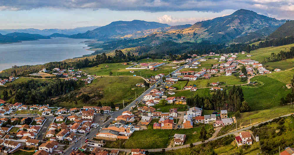 5 pueblos para visitar en Cundinamarca en el año nuevo Para empezar con el pie derecho el año 2022, disfrutar de la naturaleza, viajar y conocer nuevos destinos es el plan ideal.&nbsp; En los diferentes pueblos aledaños a la ciudad de Bogotá se podrá descubrir lugares maravillosos, encontrando la historia de Colombia, sus costumbres y su belleza.