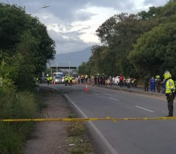 Expertos explosivistas mueren en ataque terrorista en Cúcuta 2 Expertos explosivistas mueren en ataque terrorista en Cúcuta Dos policías y un civil muertos, es el reporte preliminar que deja hasta este momento las explosiones que se presentó en la mañana de este lunes en el aeropuerto Camilo Daza de Cúcuta.