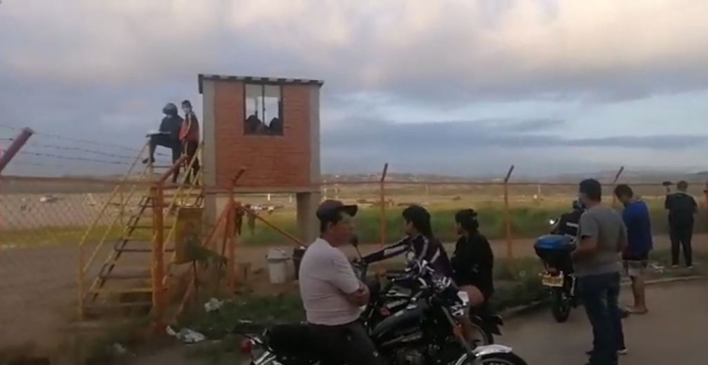 Expertos explosivistas mueren en ataque terrorista en Cúcuta 1 Expertos explosivistas mueren en ataque terrorista en Cúcuta Dos policías y un civil muertos, es el reporte preliminar que deja hasta este momento las explosiones que se presentó en la mañana de este lunes en el aeropuerto Camilo Daza de Cúcuta.