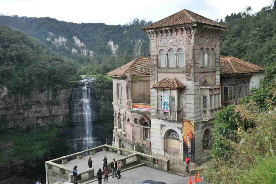 Seis sitios en el país donde se ponen los pelos de punta En el río Magdalena hay una embarcación abandonada que supuestamente pertenecía a un narcotraficante que practicaba la brujería, a tal punto que aseguraba su mercancía con magia negra. Finalmente, su cargamento cayó en manos del Ejército y la embarcación quedó abandonada.