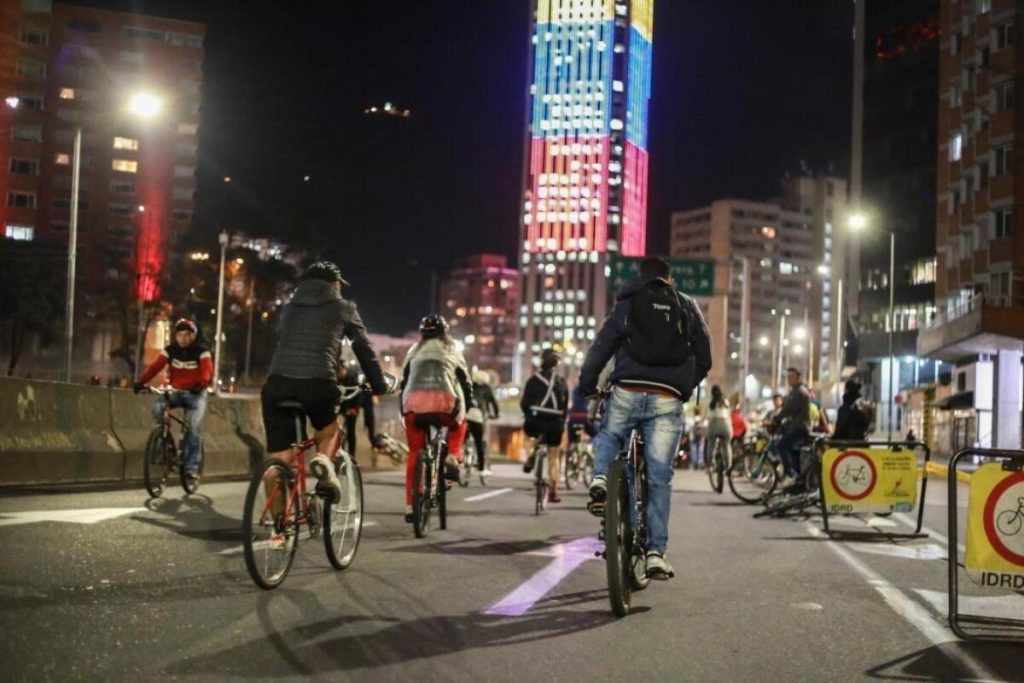 Aproveche esta noche los 97 km de la Ciclovía Nocturna 2 Aproveche esta noche los 97 km de la Ciclovía Nocturna Como parte de las actividades recreativas programadas por la Alcaldía de Bogotá para diciembre, hoy se celebrará una nueva jornada de la Ciclovía Nocturna, que va desde las 6 p. m. y finaliza a la medianoche.