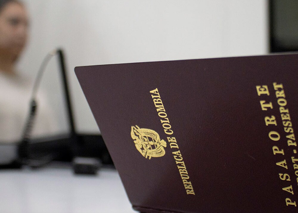 Cancillería informó los horarios de atención para este 31 de diciembre La Cancillería informó que el próximo viernes 31 de diciembre, las sedes para la emisión y renovación de pasaporte, ubicadas en Bogotá, sede Norte y sede Chapinero, funcionarán desde las 7 a. m. y hasta las 12 del mediodía.