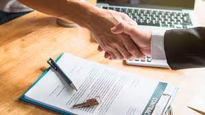 Las claves para un buen arrendamiento 3 Las claves para un buen arrendamiento Si está planeando tomar en arriendo o arrendar un inmueble, tenga en cuenta que tiene derechos y deberes. Si no los conoce, tranquilo, en Q’HUBO se los vamos a contar basados en la Ley 820 de 2003, la cual regula este proceso. Además, nos asesoramos con Ángela Munar, gerente de cumplimiento y crédito de Seguros Mundial, experta en este tema, quien nos dio algunas claves para que su trámite sea efectivo y no se convierta en un dolor de cabeza en el futuro.