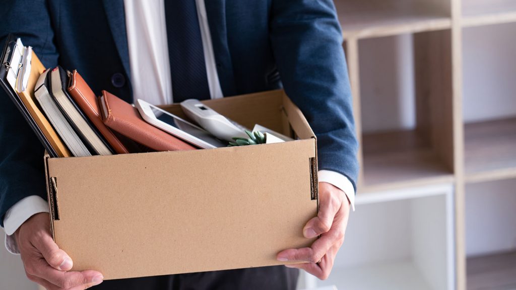 Desempleo en Colombia cayó a 15,3% en 2021 pero sigue por encima del nivel prepandemia El desempleo urbano en Colombia cayó al 15,3% durante 2021 con respecto al 18,2% del 2020, pero sigue estando por encima de los niveles previos a la pandemia, informó este lunes la autoridad estadística.