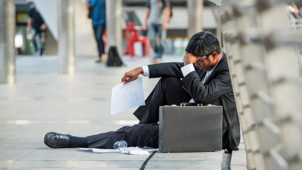 Desempleo en Colombia cayó a 15,3% en 2021 pero sigue por encima del nivel prepandemia 1 Desempleo en Colombia cayó a 15,3% en 2021 pero sigue por encima del nivel prepandemia El desempleo urbano en Colombia cayó al 15,3% durante 2021 con respecto al 18,2% del 2020, pero sigue estando por encima de los niveles previos a la pandemia, informó este lunes la autoridad estadística.