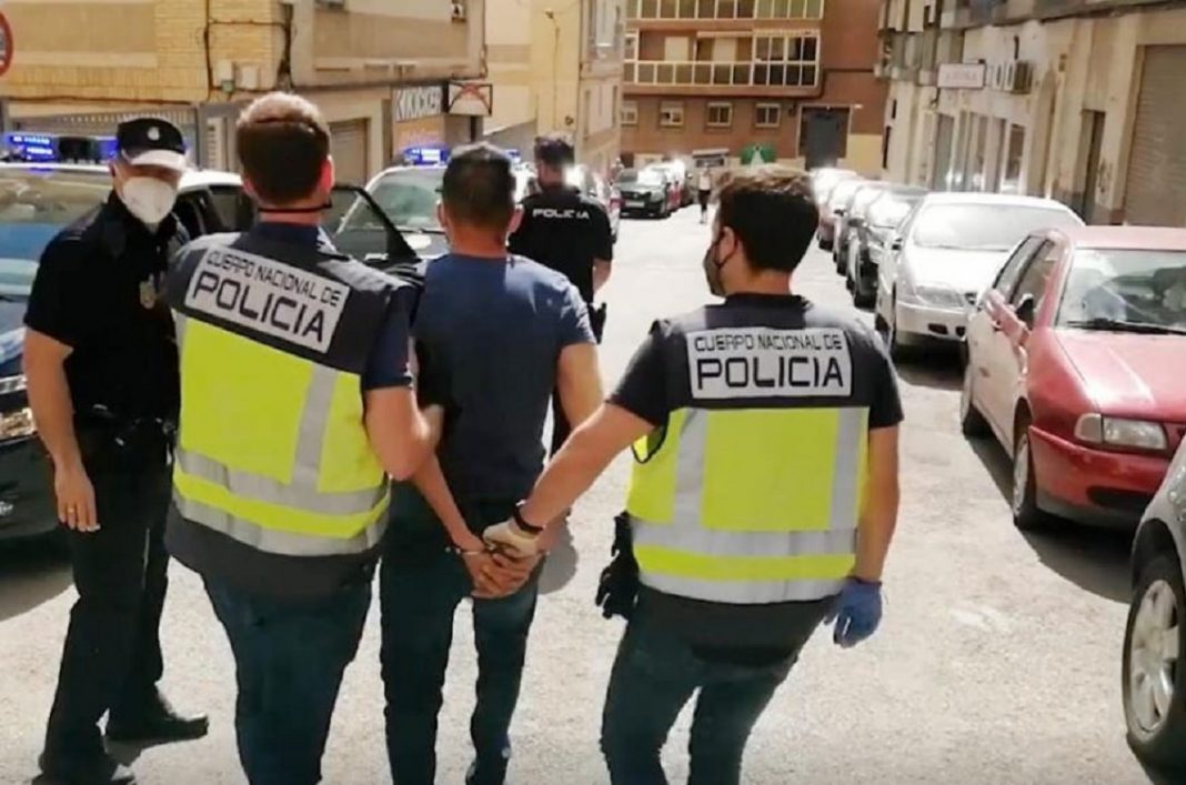 Caen 19 colombianos en España por explotación sexual 1 Caen 19 colombianos en España por explotación sexual Un aterrador caso de explotación sexual dieron a conocer este jueves las autoridades en España, donde fueron detenidas 19 personas de nacionalidad colombiana, señaladas de conformar una red que se encargaba de reclutar mujeres en nuestro país para someterlas en el país europeo.