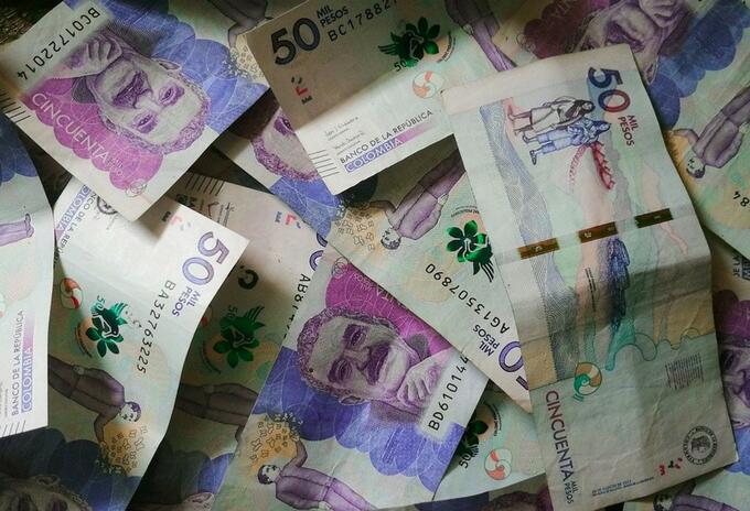 En Colombia 2 hombres poseen más riqueza que el 50% de la población En el más reciente informe de Oxfam “Las desigualdades matan”, se dio a conocer que en Colombia 2 hombres tienen más riqueza que el 50% de la población, mientras las desigualdades sociales, económicas y de género siguen afectando gravemente a la mayoría de la población del país, situación que genera preocupación.