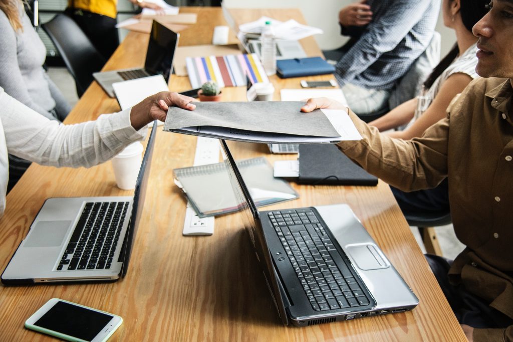 Camello sí hay en Colombia 1 Camello sí hay en Colombia Casi que a diario vemos cómo las empresas del país se están poniendo la 10 para ayudar a la reactivación económica y promover la generación de empleo.
