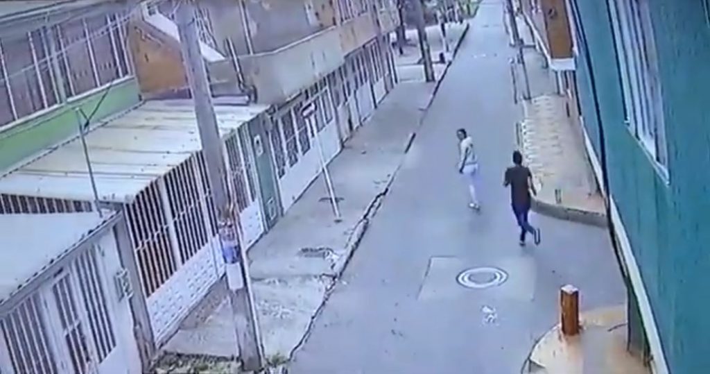 Depravado en Kennedy manoseó a enfermera, la robó y huyó 1 Depravado en Kennedy manoseó a enfermera, la robó y huyó Gracias al registro de una cámara de seguridad ubicada en una calle del barrio Palenque, en la localidad de Kennedy, se reveló un estremecedor caso de abuso sexual sufrido por una enfermera a manos de un pervertido ladrón.