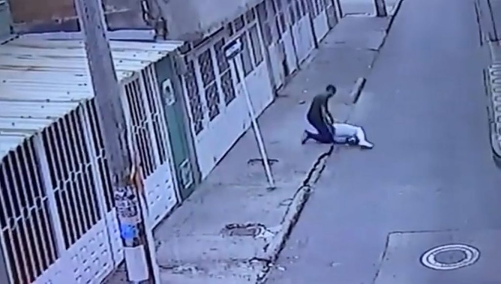 Depravado en Kennedy manoseó a enfermera, la robó y huyó 2 Depravado en Kennedy manoseó a enfermera, la robó y huyó Gracias al registro de una cámara de seguridad ubicada en una calle del barrio Palenque, en la localidad de Kennedy, se reveló un estremecedor caso de abuso sexual sufrido por una enfermera a manos de un pervertido ladrón.