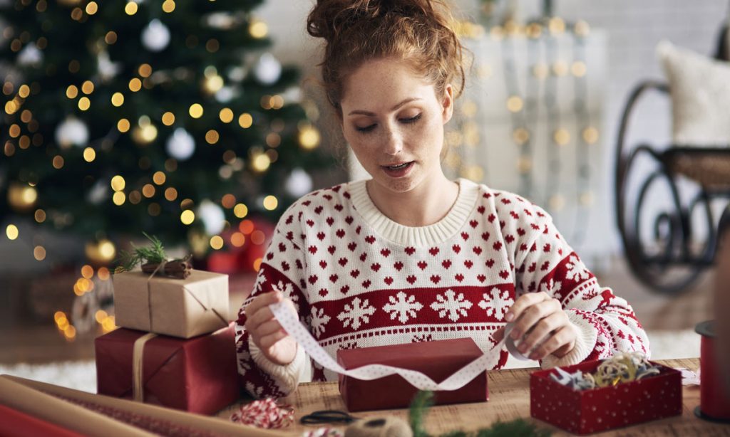 Pásela de maravilla en Nochebuena con su gente 2 Pásela de maravilla en Nochebuena con su gente Seguramente desde ya en su casa están con el corre corre para pasar una linda fiesta de Navidad y dejar atrás el estrés del 2021. Por eso le traemos algunos consejitos que le pueden ayudar a que su Nochebuena sea más fácil.