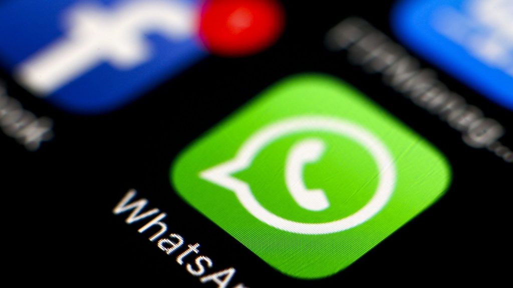 Novedad: el tercer chulo se activa si se toma un pantallazo Una nueva herramienta en WhatsApp ha dado mucho de qué hablar, pues según se ha dado a conocer de manera reciente, ahora será posible saber si alguien le toma captura a un chat, bien sea personal o un grupo.