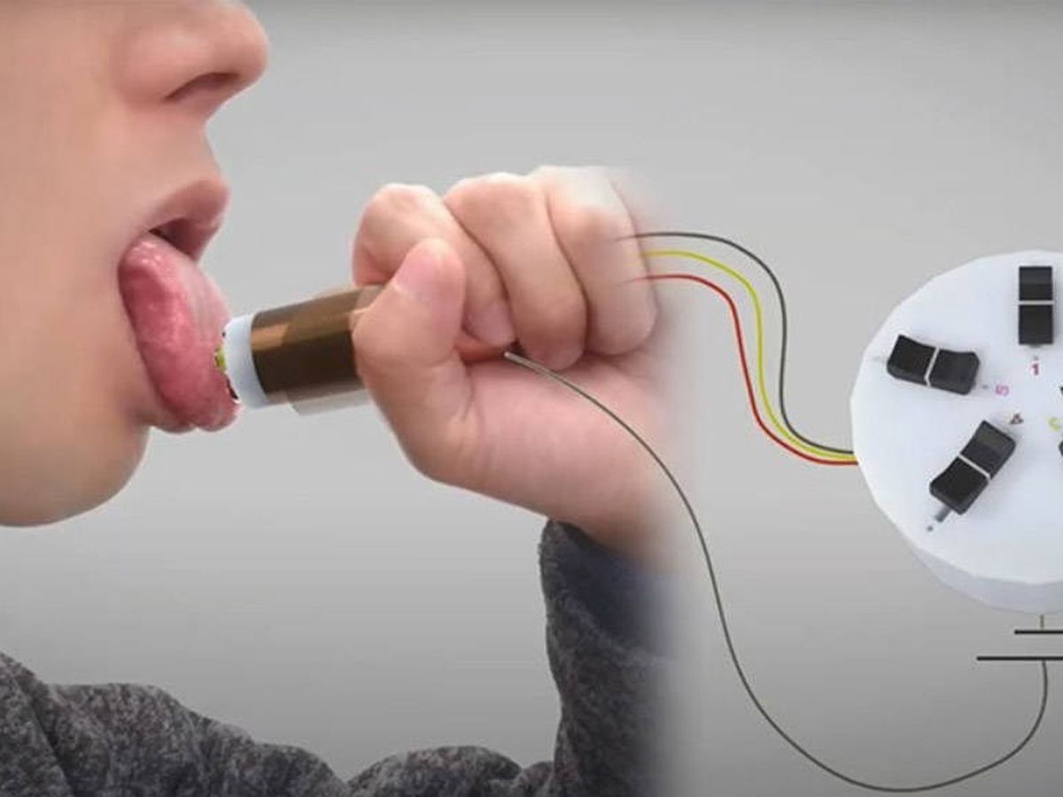Crean dispositivo para probar platos de comida del mundo 1 Crean dispositivo para probar platos de comida del mundo La tecnología avanza a pasos agigantados y cada vez nos sorprenden más los dispositivos que crean para facilitar la vida de las personas. Recientemente un profesor universitario diseñó un dispositivo que recrea los sabores de diferentes platos del mundo y solamente basta con lamerlo para probarlos.