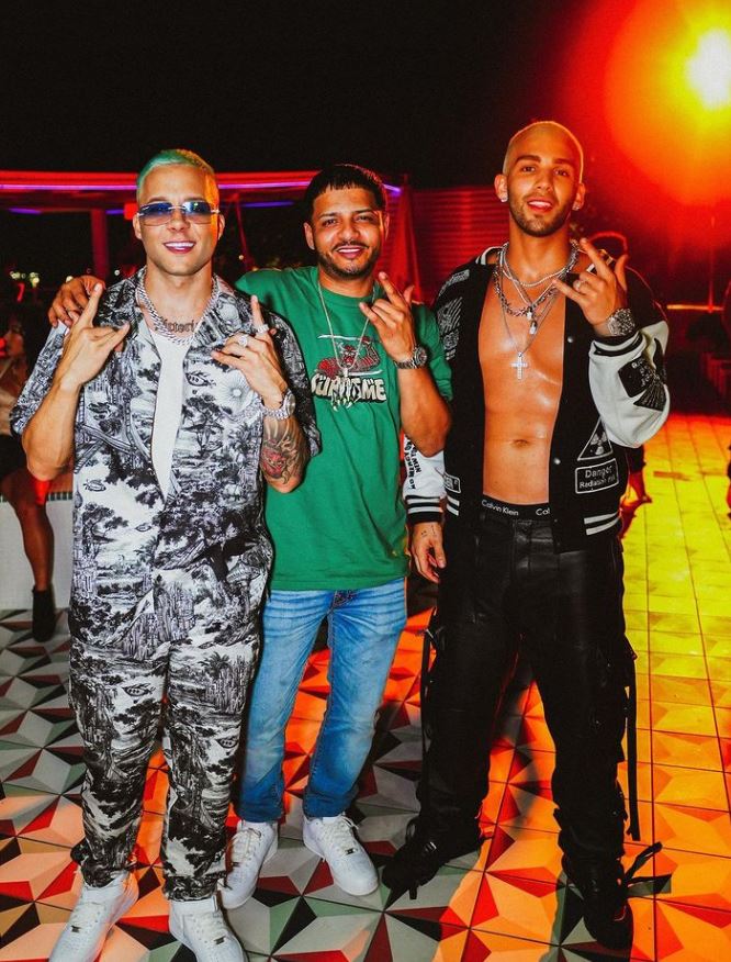 Fatal accidente aéreo de 'Flow La Movie', productor de reguetón El productor puertorriqueño de reguetón 'Flow La Movie' falleció este miércoles junto a ocho personas en un accidente de avión ocurrido en el Aeropuerto Internacional de las Américas de la capital dominicana de Santo Domingo, el hecho ocurrió cuando la aeronave en la que viajaba tuvo un accidente en el momento que se disponía a realizar un aterrizaje de emergencia.