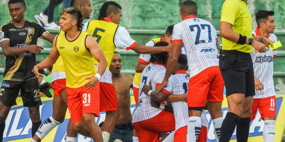 Dimayor investigará el polémico ascenso del Unión Magdalena 3 Dimayor investigará el polémico ascenso del Unión Magdalena Sigue la polémica por el triunfo del Unión Magdalena el pasado fin de semana en Villavicencio 2-1 frente a Llaneros F.C., que a la postre significó su regreso a la primera división del Fútbol Profesional Colombiano. La victoria, obtenida entre el minuto 94 y 95 del tiempo adicional, causó gran sospecha, por la forma en la que fueron conseguidas las dos anotaciones del ciclón.
