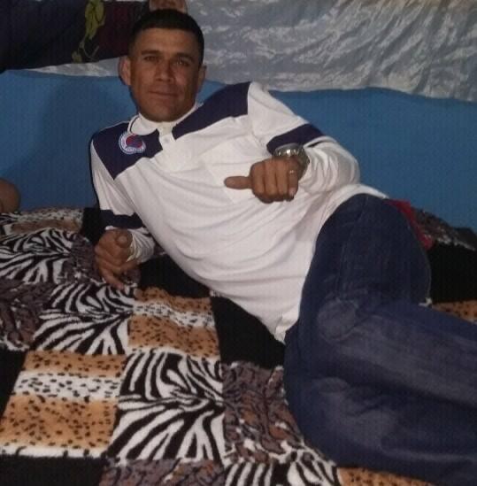 El crimen ocurrió en el barrio Naciones Unidas Óscar Rodolfo Zambrano Jiménez estaba sentado en el borde de un andén, cuando dos sujetos se le acercaron a pie y sin mediar palabra le dispararon en dos oportunidades. Los tiros no solo fueron escuchados por sus vecinos sino también por sus familiares, quienes tuvieron que ser testigos del momento en que la víctima se desplomó sobre el asfalto y sus homicidas salían corriendo.