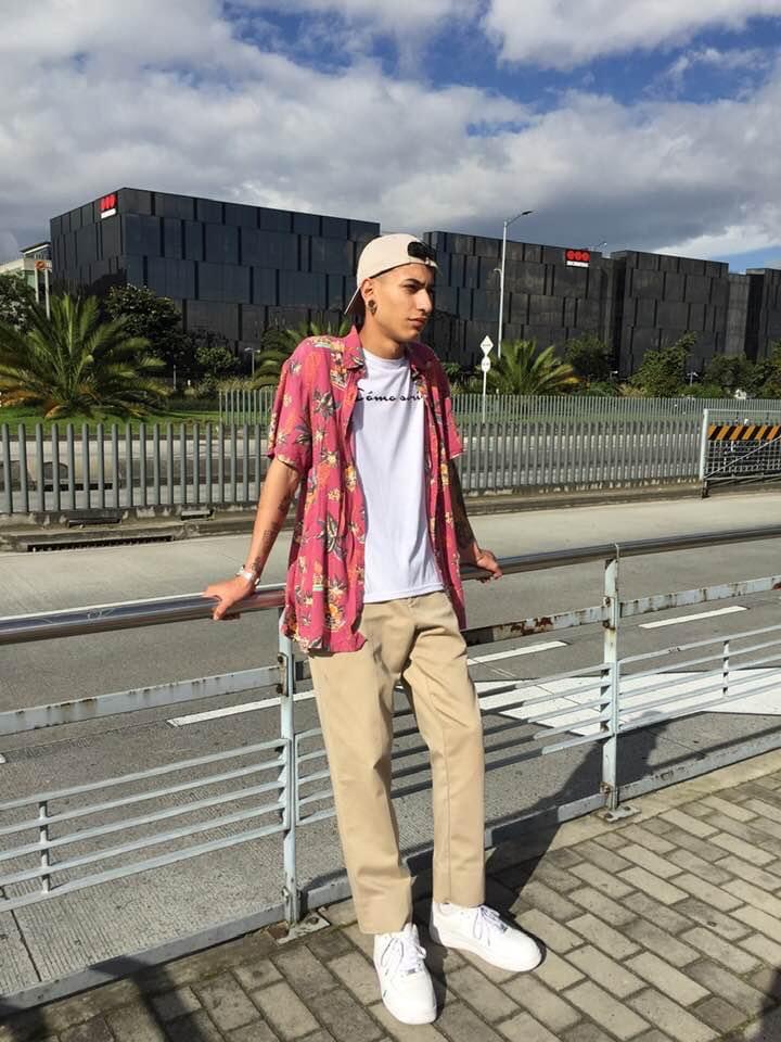 En hecho de intolerancia asesinan a Juan David en Bosa 1 En hecho de intolerancia asesinan a Juan David en Bosa Juan David Muñoz Piñeros era un buen muchacho. Sus seres queridos lo describen como un buen hijo, buen amigo y buen hermano. Por eso hoy aún no entienden por qué un desadaptado le ocasionó la muerte de una manera tan cruel.