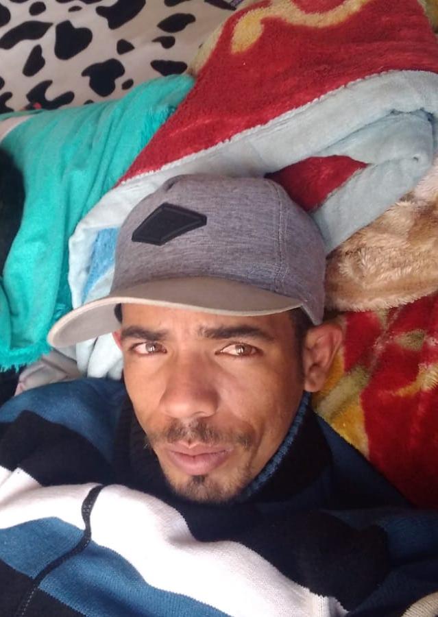 Cinco disparos le dieron a José Luis en Patio Bonito 2 Cinco disparos le dieron a José Luis en Patio Bonito Sentada en las escaleras que permanecen en obra gris, con las rodillas y la cara con manchas de sangre, el rostro bañado en lágrimas y una profunda tristeza que se asomaba en medio de sus ojos negros, permanecía Adriana la tarde de ayer a pocos metros del lugar en donde había sido baleado su esposo horas antes.