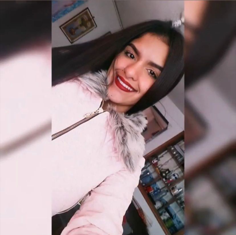 Asesino se metió a la casa de la bella Katherine y le disparó 1 Asesino se metió a la casa de la bella Katherine y le disparó Mientras Viviana Katherine Duque Castro se despedía de su hermana y bajaba las escaleras del tercer piso, su verdugo estaba abriendo la puerta principal de la vivienda de manera sigilosa, sin llamar la atención de los demás inquilinos de la propiedad. Apenas la joven llegó al pasillo del primer piso, el sujeto sacó el revólver que llevaba escondido y le disparó en la cara a la jovencita, de apenas 20 años.