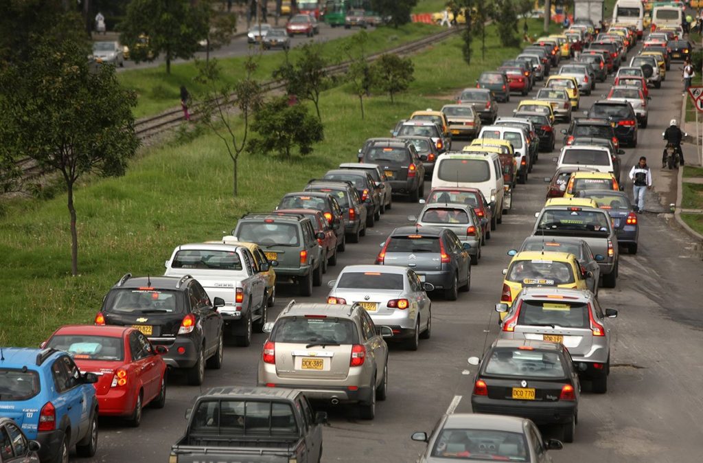 En 2022 Bogotá tendrá pico y placa todo el día para carros particulares A partir del 11 de enero de 2022 regresa a Bogotá el pico y placa durante todo el día para carros particulares, según informó la Secretaría de Movilidad.