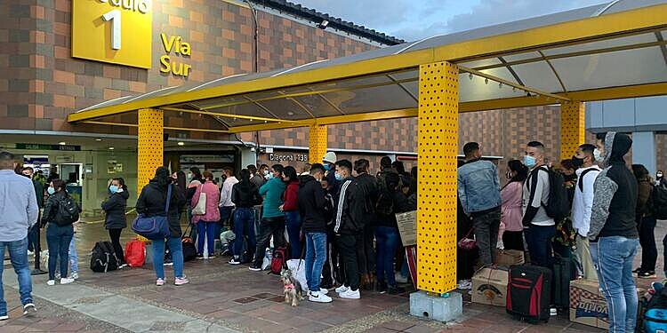 Caos en el Terminal del Salitre Una gran aglomeración de personas tiene en colapso la operación del la Terminal de Transportes del Salitre, el principal puerto de conexión terrestre de pasajeros en Bogotá.