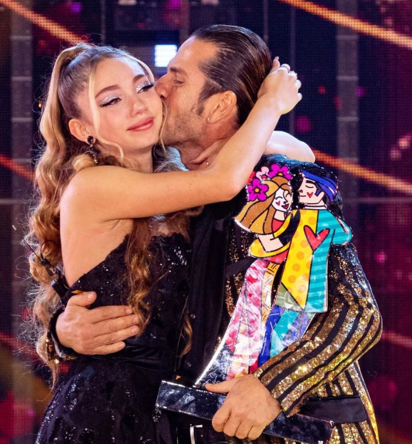 Gregorio Pernía y su hija Luna ganaron 793 millones de pesos 1 Gregorio Pernía y su hija Luna ganaron 793 millones de pesos El actor colombiano Gregorio Pernía y su hija Luna se convirtieron en los ganadores de un millonario premio que ofrecía el reality de baile producido por la cadena televisiva Telemundo.