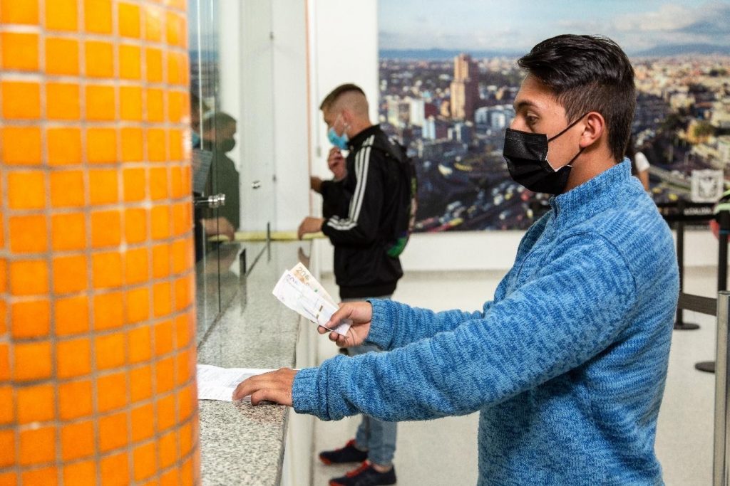 4 Millones de deudores de multas de tránsito podrán pagar con descuentos 1 4 Millones de deudores de multas de tránsito podrán pagar con descuentos Los colombianos que tengan pendientes multas de tránsito pendiente de cancelar podrán acogerse a uno de los beneficios estipulados en la recién sancionada Ley 2155 de 2021 de Inversión Social que ofrece pago con descuento y sin intereses.