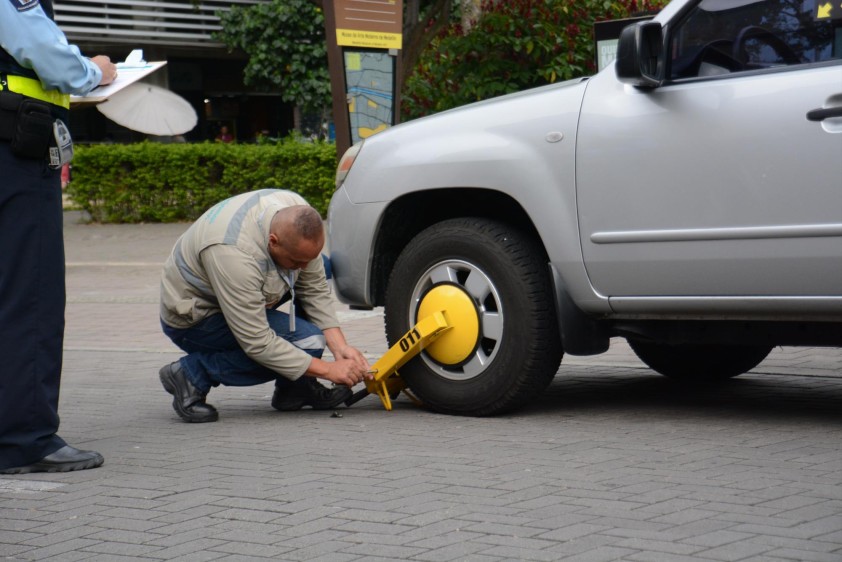 Desde hoy empezó la instalación de cepos en la capital Este jueves arrancó la instalación de cepos a los vehículos mal parqueados en Bogotá. Recuerde que se destinaron unas zonas de parqueo en las calles de la ciudad donde usted deberá pagar por anticipado para poder dejar su vehículo, o en último, 30 minutos después de haberlo dejado estacionado.