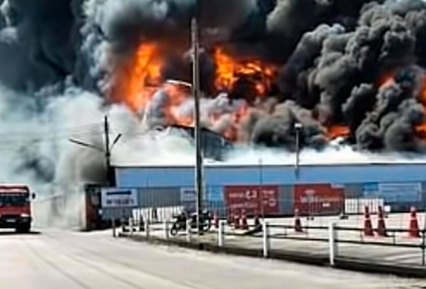 Mujer causó grave incendio por venganza contra su jefe Dicen que la venganza es mala, pero eso no pareció importarle a una mujer en Tailandia que por vengarse de su jefe porque era muy estresante le hizo provocar un incendio monumental que lo que hizo fue meterla en graves problemas con las autoridades.