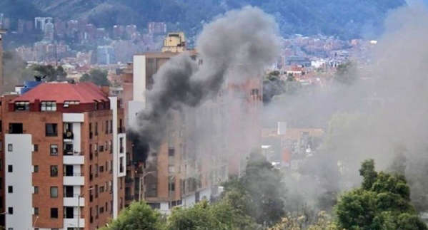 Susto en el norte de Bogotá por incendio en un edificio 1 Susto en el norte de Bogotá por incendio en un edificio Al mediodía de este jueves se presentó una emergencia en el norte de Bogotá, donde un fuerte incendio estructural causó temor y fue necesaria la presencia inmediata del Cuerpo Oficial de Bomberos.
