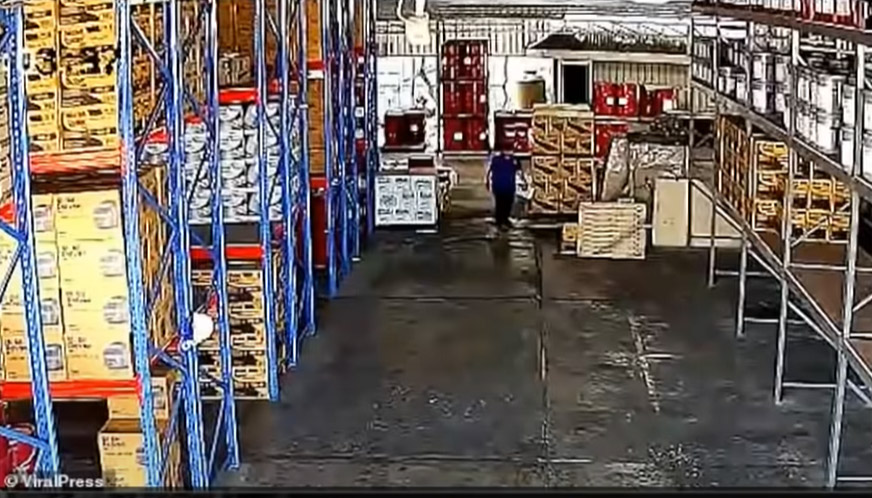 Mujer causó grave incendio por venganza contra su jefe Dicen que la venganza es mala, pero eso no pareció importarle a una mujer en Tailandia que por vengarse de su jefe porque era muy estresante le hizo provocar un incendio monumental que lo que hizo fue meterla en graves problemas con las autoridades.