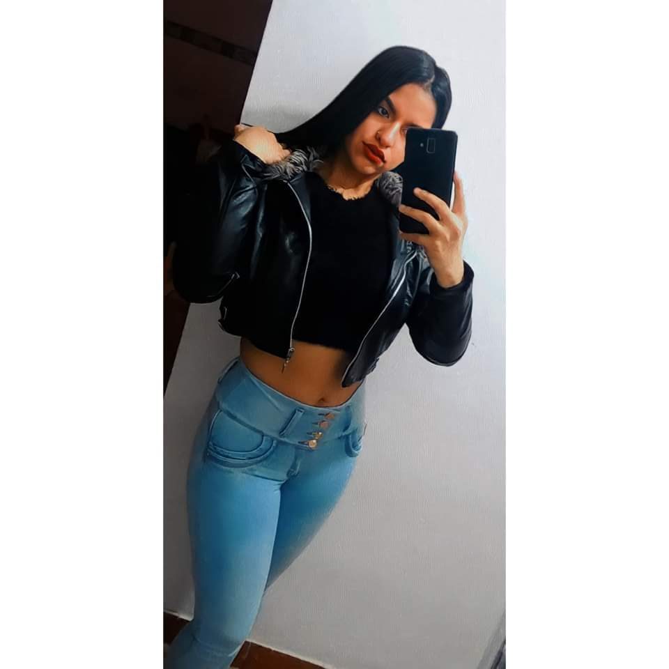 Asesino se metió a la casa de la bella Katherine y le disparó Mientras Viviana Katherine Duque Castro se despedía de su hermana y bajaba las escaleras del tercer piso, su verdugo estaba abriendo la puerta principal de la vivienda de manera sigilosa, sin llamar la atención de los demás inquilinos de la propiedad. Apenas la joven llegó al pasillo del primer piso, el sujeto sacó el revólver que llevaba escondido y le disparó en la cara a la jovencita, de apenas 20 años.
