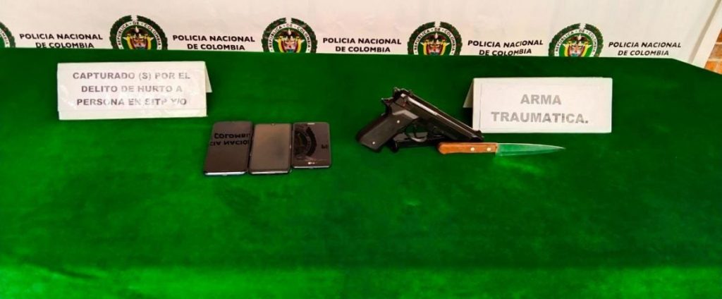 Con arma traumática y cuchillo hurtaron en bus del SITP Los robos en los buses que hacen parte del Sistema Integrado de Transporte Público (SITP) siguen siendo una constante en Bogotá, pues de nuevo, en la noche de este miércoles, los bandidos cometieron un hurto al interior de un vehículo.
