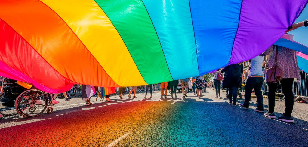 Trans tienen derecho a pensión de vejez a la misma edad que cisgénero 3 Trans tienen derecho a pensión de vejez a la misma edad que cisgénero La Sala Plena de la Corte Constitucional realizó un importante precedente en materia pensional y determinó que las personas transgénero tienen derecho a acceder a la pensión de vejez a la misma edad que lo hacen las mujeres cisgénero, es decir, aquellas mujeres que tienen identidad de género que coincide con su sexo asignado.