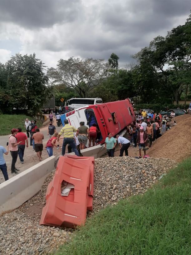 Grave accidente en la vía Melgar-Girardot dejó 25 lesionados Sobre el mediodía de este viernes 3 de diciembre se registró un aparatoso accidente de un bus intermunicipal en la vía Melgar-Girardot. De acuerdo con los reportes de las autoridades, 25 personas resultaron lesionadas por el suceso.