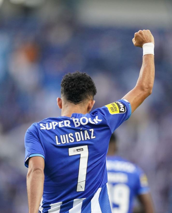 Liverpool va con toda por ‘Lucho’ Díaz La temporada de Luis Díaz es una de las mejores en su carrera deportiva. El guajiro, que el fin de semana llegó a 10 goles en la Liga de Portugal con el Porto, siendo el máximo artillero en esa competencia, también se ha destacado por sus destacadas actuaciones con la Selección Colombia, con la que fue goleador en la Copa América (4 tantos). Por esta razón, en la prensa europea se habla que al atacante le queda muy poco tiempo en el cuadro ‘Dragón’, pues uno de los equipos más grandes de Europa estaría cerca de contratarlo: el Liverpool.