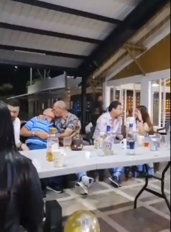 El cantante Luis Alberto Posada fue captado besando a su hermano El cantante de música popular, Luis Alberto Posada, volvió a ser 'blanco' de todo tipo de comentarios en redes sociales después de aparecer en un video besándose en la boca con un hombre.