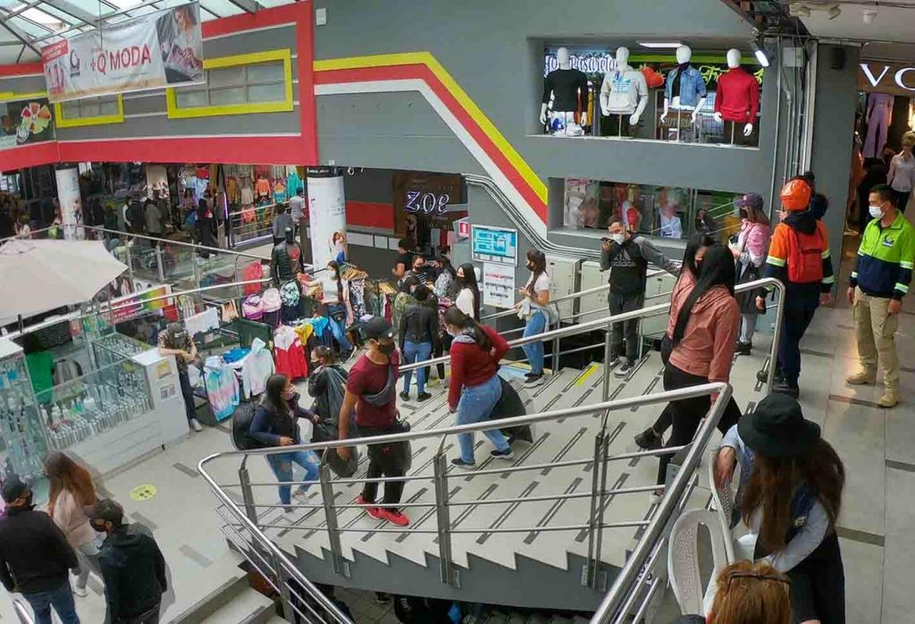 En temporada navideña se espera un crecimiento en la economía 2 En temporada navideña se espera un crecimiento en la economía El mercado mayorista de San Victorino, en el corazón de Bogotá, que distribuye todo tipo de mercancía a todo el país, ya está preparado para afrontar su mejor época del año, más tras la pandemia.