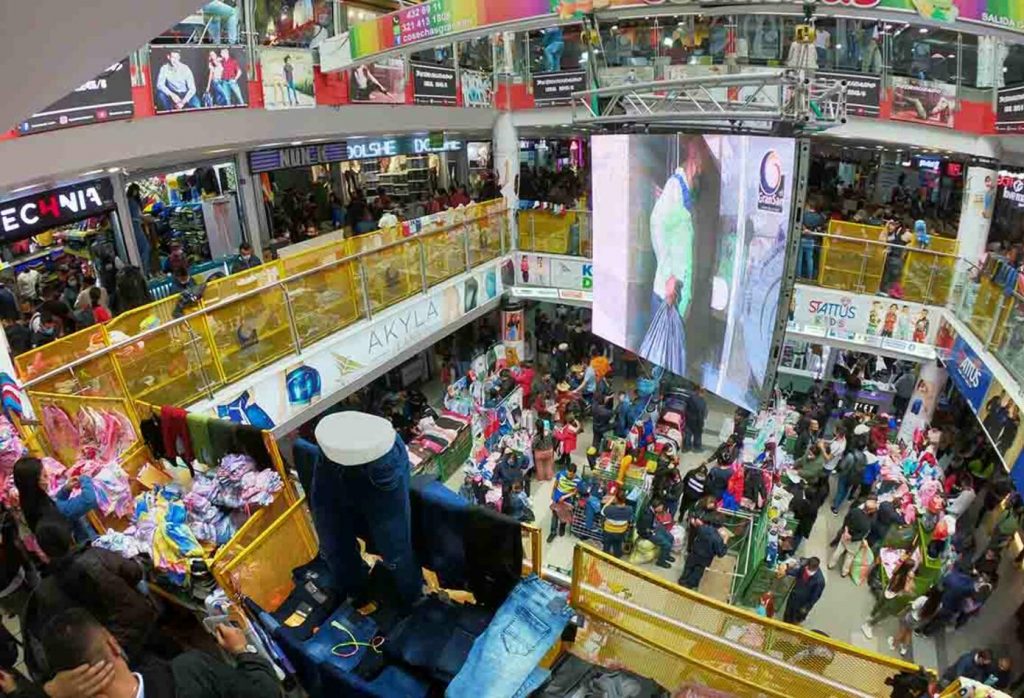 En temporada navideña se espera un crecimiento en la economía 1 En temporada navideña se espera un crecimiento en la economía El mercado mayorista de San Victorino, en el corazón de Bogotá, que distribuye todo tipo de mercancía a todo el país, ya está preparado para afrontar su mejor época del año, más tras la pandemia.