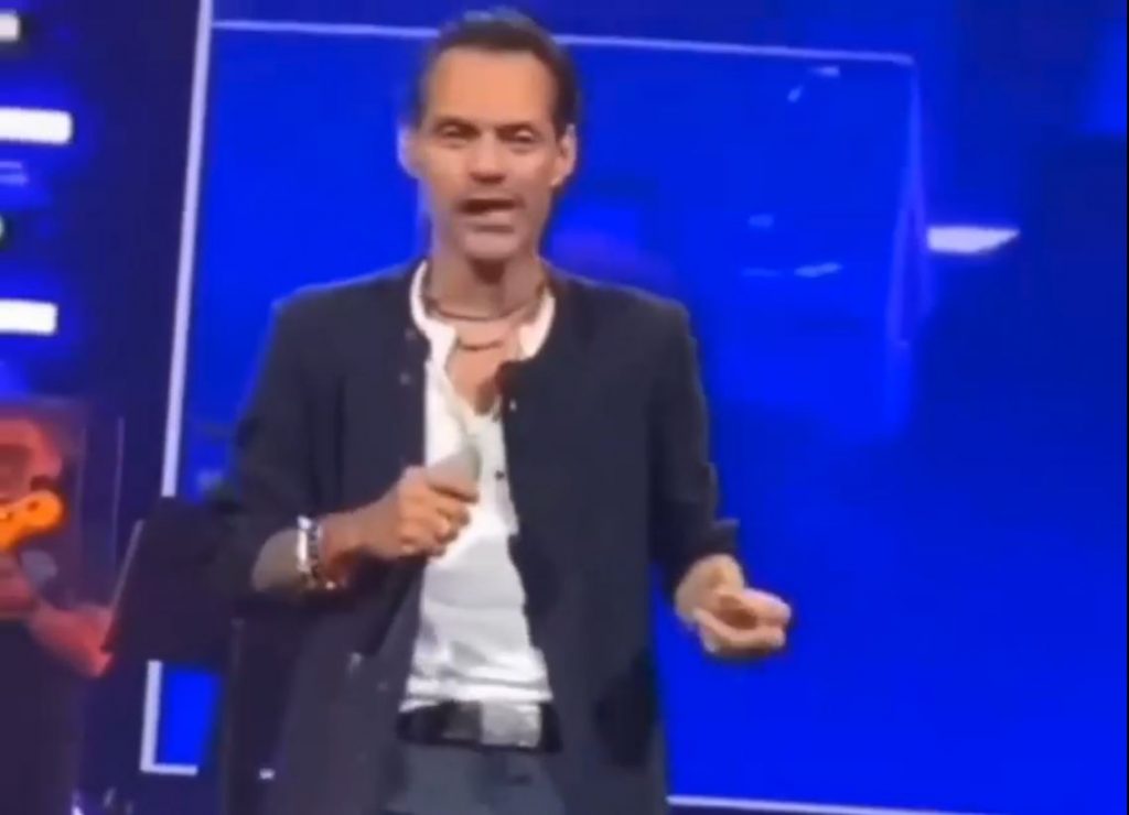 Por extraños movimientos de mandíbula, le dan palo a Marc Anthony 1 Por extraños movimientos de mandíbula, le dan palo a Marc Anthony El salsero Marc Anthony se volvió tendencia en los últimos días luego de que unos raros movimientos en su mandíbula fueran protagonistas en una presentación. Esto desató una fuerte polémica en redes sociales.