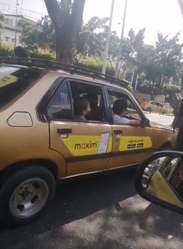 Líder de taxistas denunció nueva plataforma de "transporte ilegal" Un líder del gremio de los taxistas, como lo es Hugo Ospina, se quejó por la nueva plataforma de transporte 'Maxim', que está funcionando en el país como competencia de los buses colectivos y sistemas masivos en varias ciudades, con tarifas por trayecto que van desde los 2.500 pesos.