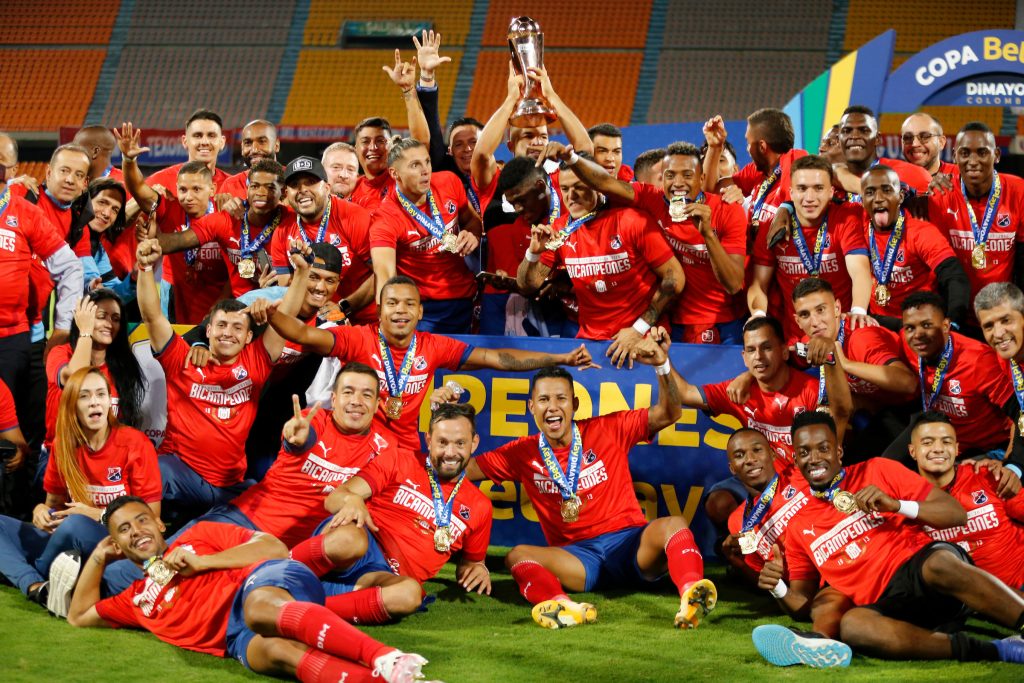 Los 5 campeones del 2021 Se terminó un año en el fútbol colombiano. Un 2021 que fue un poco anormal en el ámbito futbolero, teniendo en cuenta que varios torneos del 2020 tuvieron que terminar durante el presente año por cuestiones de pandemia. Por eso, este fue el año en el que cinco equipos lograron alzar un trofeo en la temporada, tanto en la Liga como en la Copa Colombia y la Superliga.