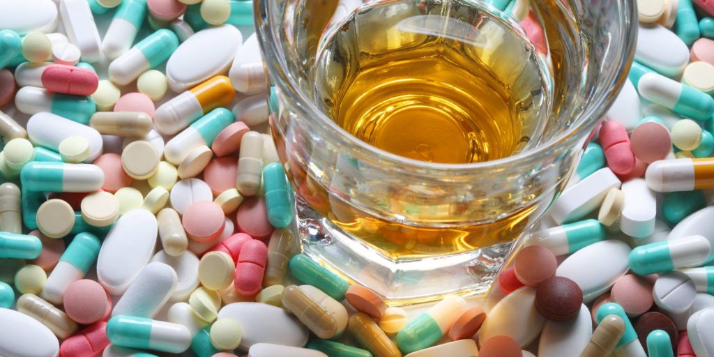 Una mezcla con resultados letales 1 Una mezcla con resultados letales La ingesta de alcohol con fines recreativos es el factor común por estos días que celebramos la Navidad y el Año Nuevo; pero si usted por cualquier motivo está siendo medicado, tenga mucho cuidado, pues la mezcla de ambos productos podría tener efectos nocivos para la salud y le podrían dañar la fiesta por completo.